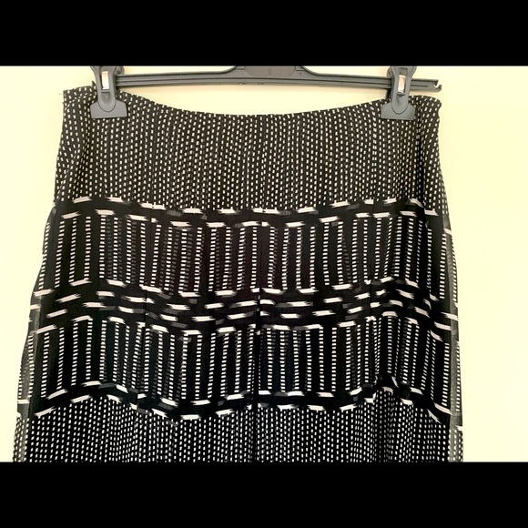 Classic Black & white sheer viscose pleaded skirt just below the knee US 10 - 12 - Picture 7 of 15